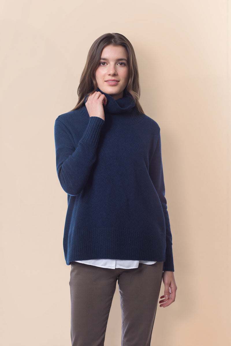 Maglione con collo a cappuccio in cashmere sostenibile e vestibilità facile 