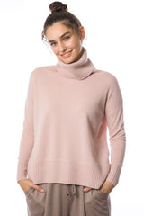 Maglione con collo a cappuccio in cashmere sostenibile e vestibilità facile 