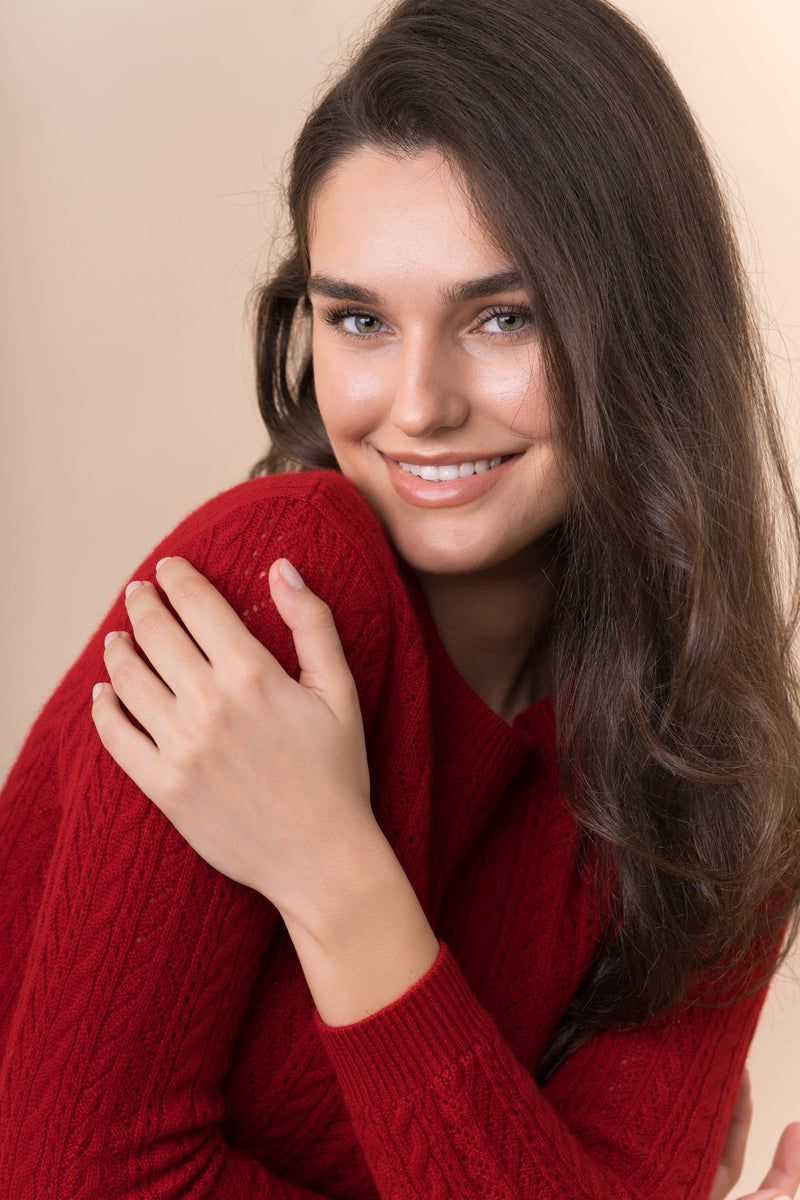 Maglione lavorato a maglia a trecce